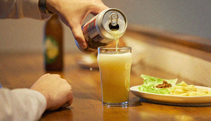 ビールを注ぐ